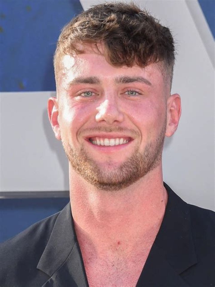 Harry Jowsey Height - CelebsHeight.org