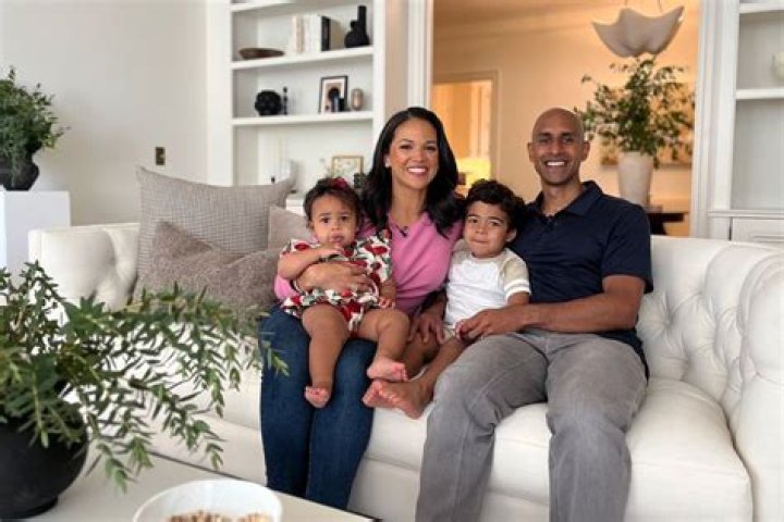 
Here Is Why Fans Think CNN’s Laura Jarrett Is Pregnant In 2022, Detail About His Husband & Children 