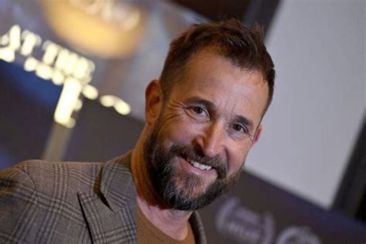 How much is Noah Wyle worth?