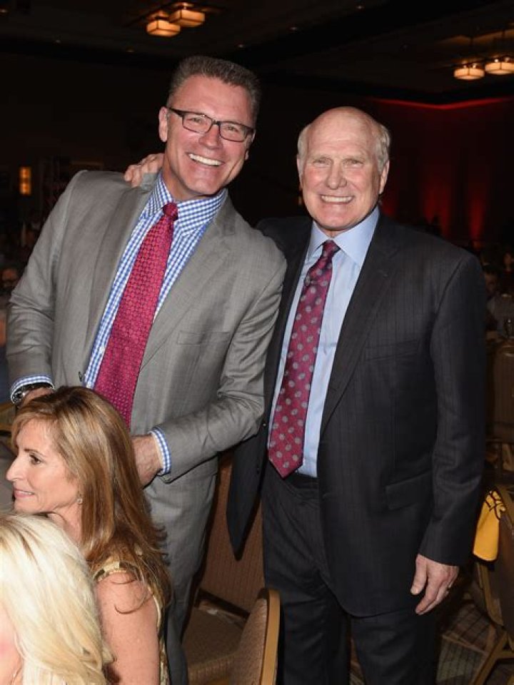 Howie Long Net Worth - Wiki, Age, Weight and Height, Relationships, Family, and More