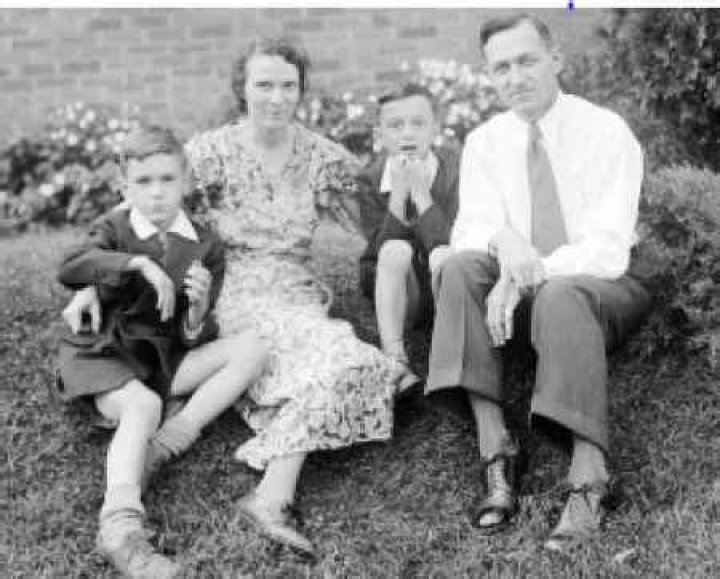 Hugh Hefner Bio, Net worth, Playboy Magazine, Hugh Hefner House, Playboy Mansion, Hugh Hefner Death, Crystal Hefner Net worth, Hugh Hefner children