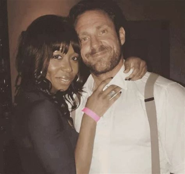 Is Amanda Warren Married? Her Bio, Age, Husband, Son, Height and Net worth