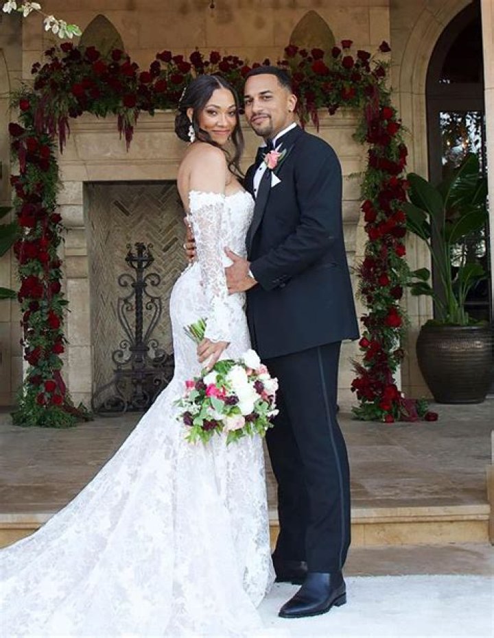 Is Annie Murphy Pregnant In 2022? Baby Update And Husband – Is She Still Married To Menno Versteeg?