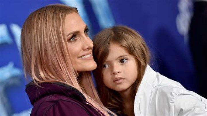 Is Ashlee Simpson’s old nose growing back?
