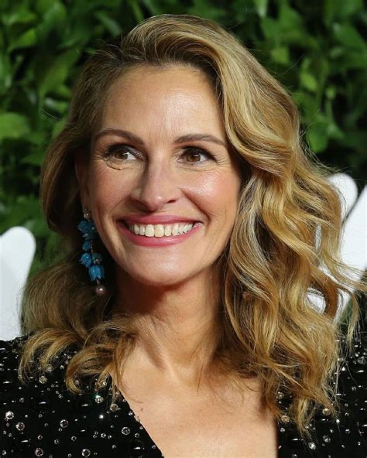 Is Julia Roberts planning an intervention for niece Emma’s violent behavior?