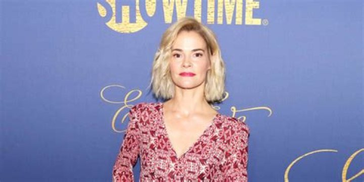 
Is Leisha Hailey in relationship? Girlfriend, Height, Tattoo 
