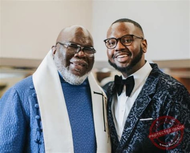 
Is Scott Johnson Gay? Age, Height, Net Worth 