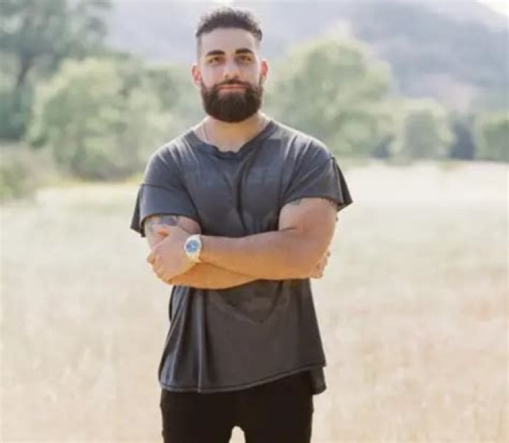 
Is Vik Tchalikian Married to Wife? Or Dating a Girlfriend? Kids. 