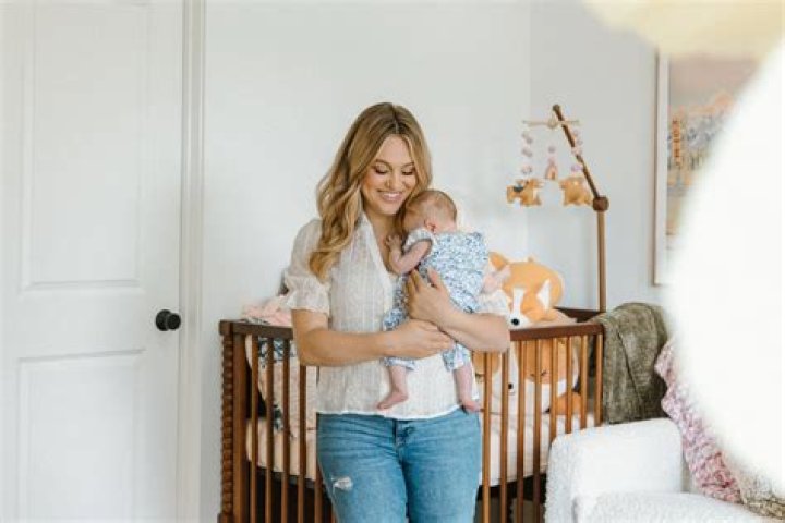 Isabel Brown - Age, Family, Bio