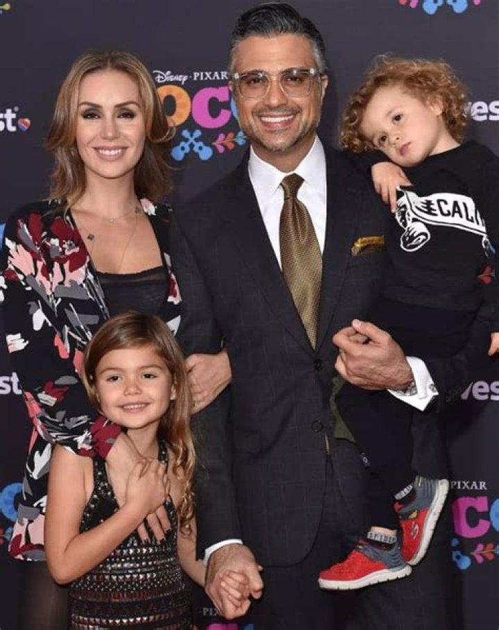 Jaime Camil is Married to Wife: Heidi Balvanera. Kids