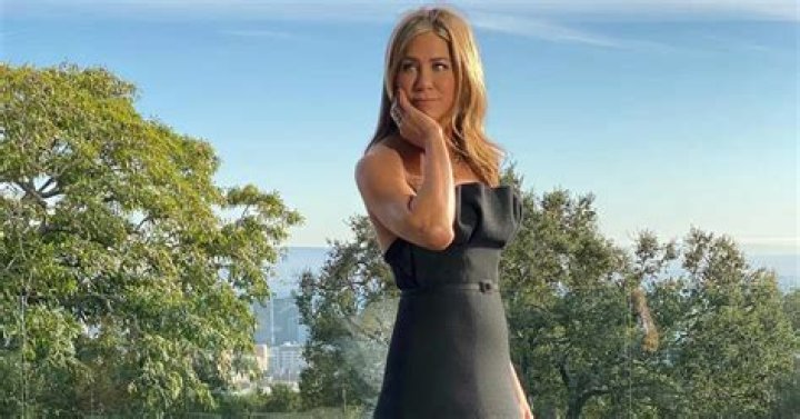 Jennifer Aniston dons black bikini, bends over for the paparazzi