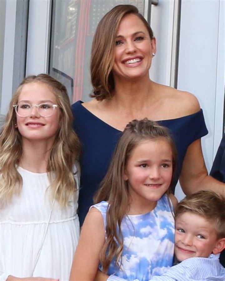 Jennifer Garner - Age, Family, Bio