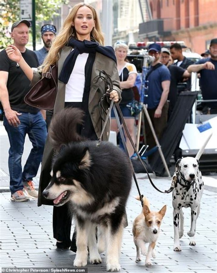 Jennifer Lawrence wants to live with Nicholas Hoult, but her mom won’t let her