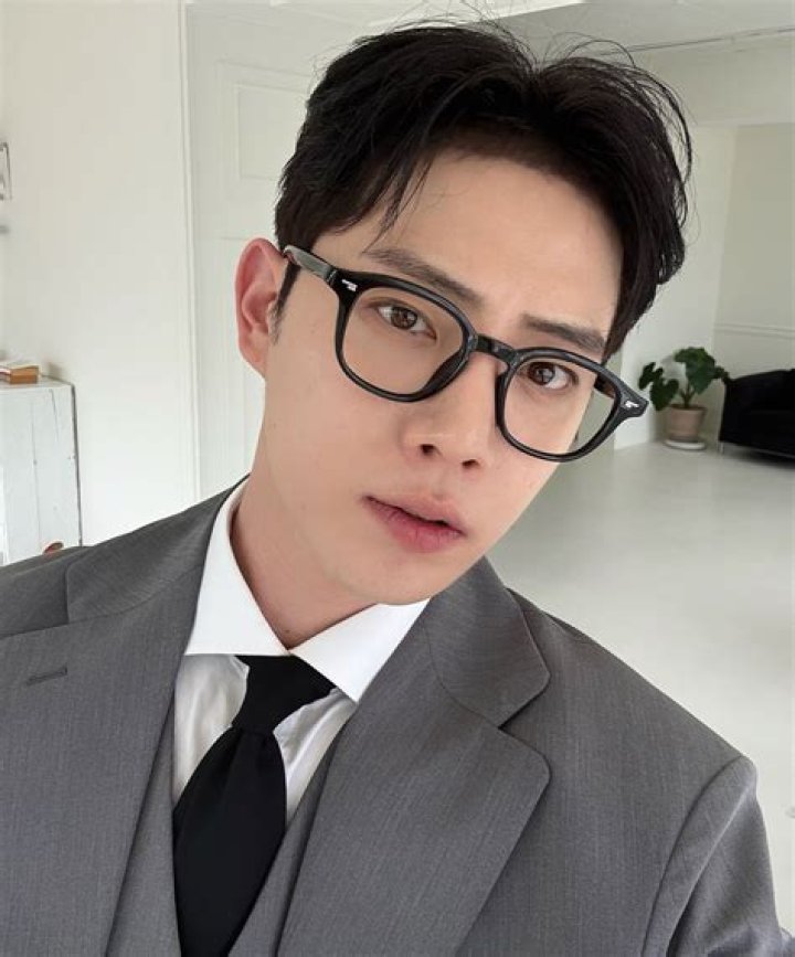 Jeon Jong-seo - Age, Family, Bio