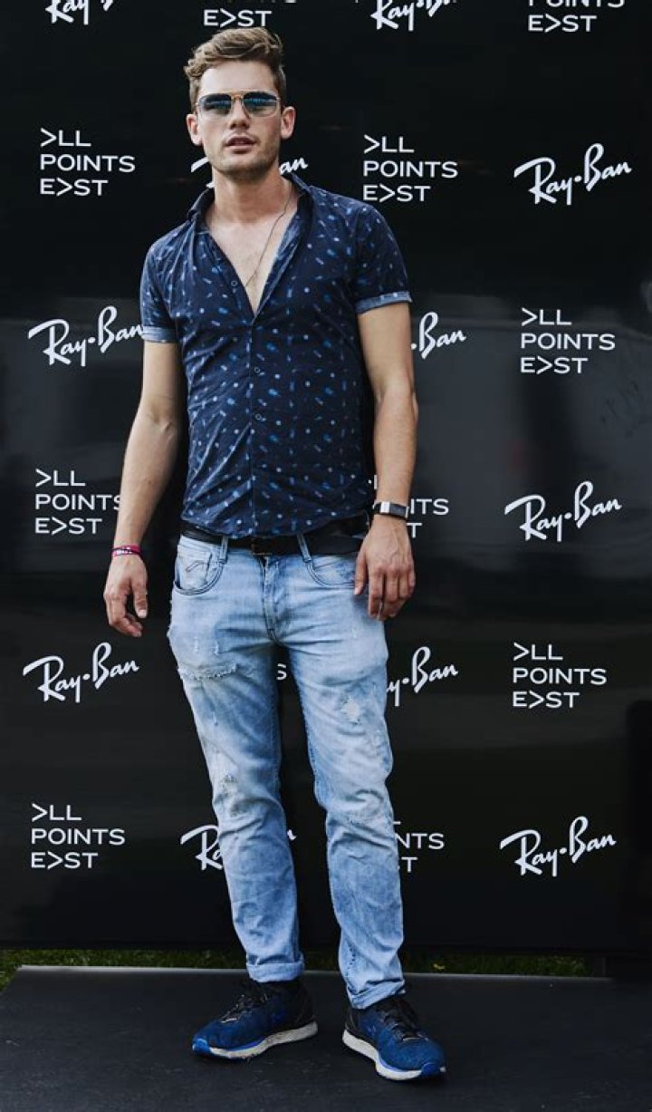 Jeremy Irvine Net Worth - Wiki, Age, Weight and Height, Relationships, Family, and More