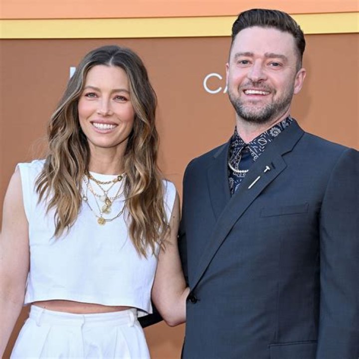 Jessica Biel flaunts her budget “baby bump” & she’s still with Justin Timberlake
