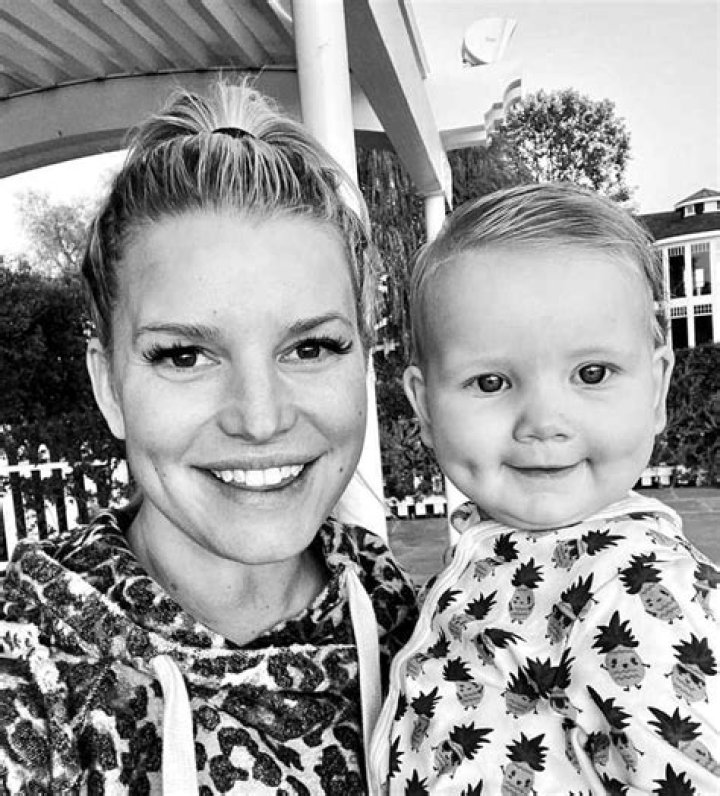 Jessica Simpson calls us a-holes, calls herself Daisy’s mom
