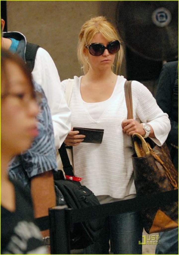 Jessica Simpson goes on vacation without Tony Romo