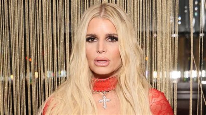 Jessica Simpson’s lips are super-pregnant too, she complains of “pregnancy face”