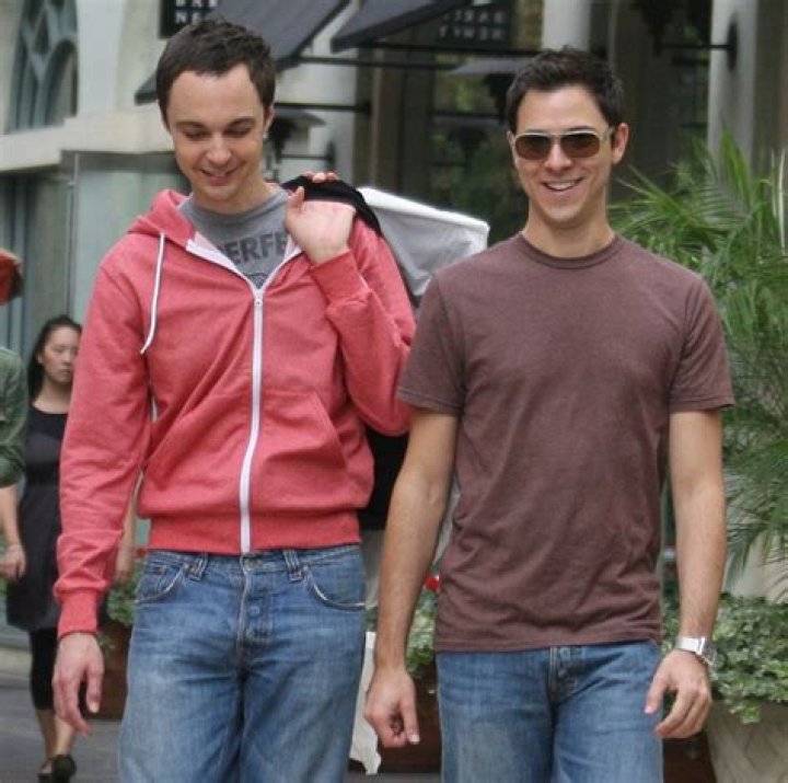 Jim Parsons “is gay and in a 10-year relationship,” says the New York Times