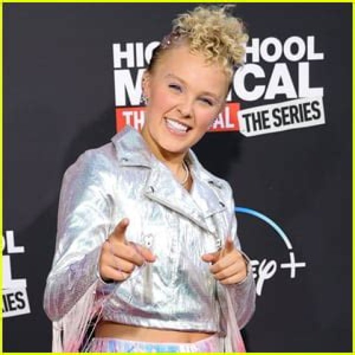
JoJo Siwa Shows Off Toned Body After Focusing on ‘Physical Health’ in 2022: ‘Sweated and Sweated’ 