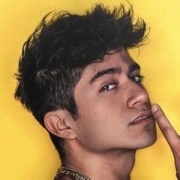 Juan Bernardo Flores - Age, Family, Bio