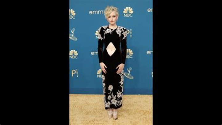 
Julia Garner Bares Her Stomach in Bold 2022 Emmys Dress 