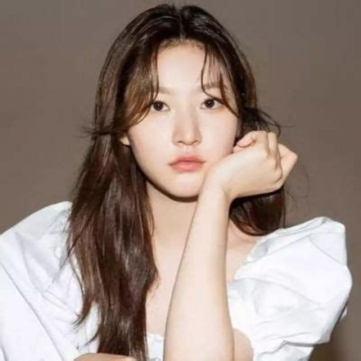 
Kim Sae Ron Is Criticized After Her Friend Reveals That She Hosted an Alcohol-Theme Birthday Party 