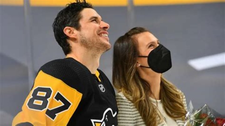 Know about the Canadian ice hockey player Sidney Crosby’s dating life with model Kathy Leutner