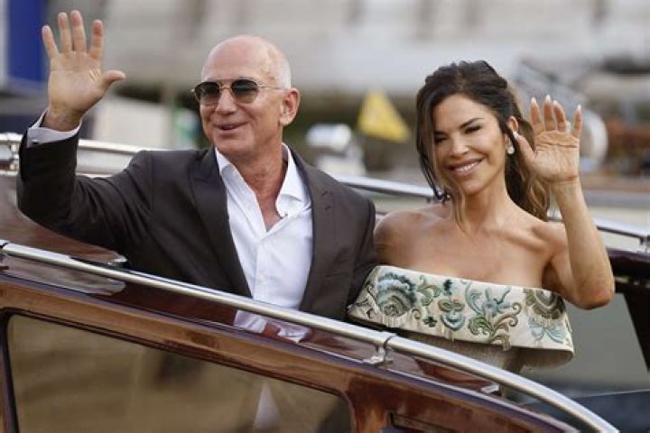 Lauren Sanchez’s deplorable brother likely leaked her texts to & from Jeff Bezos