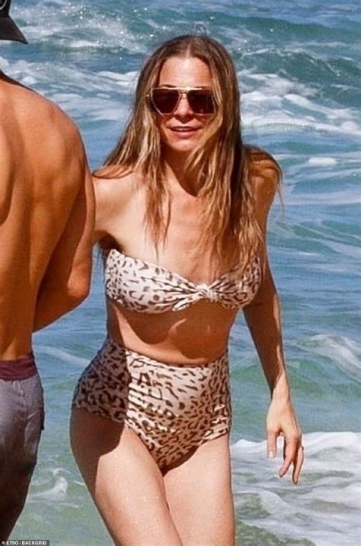 LeAnn Rimes’s Hawaiian bikini extravaganza was soaked in booze & paparazzi