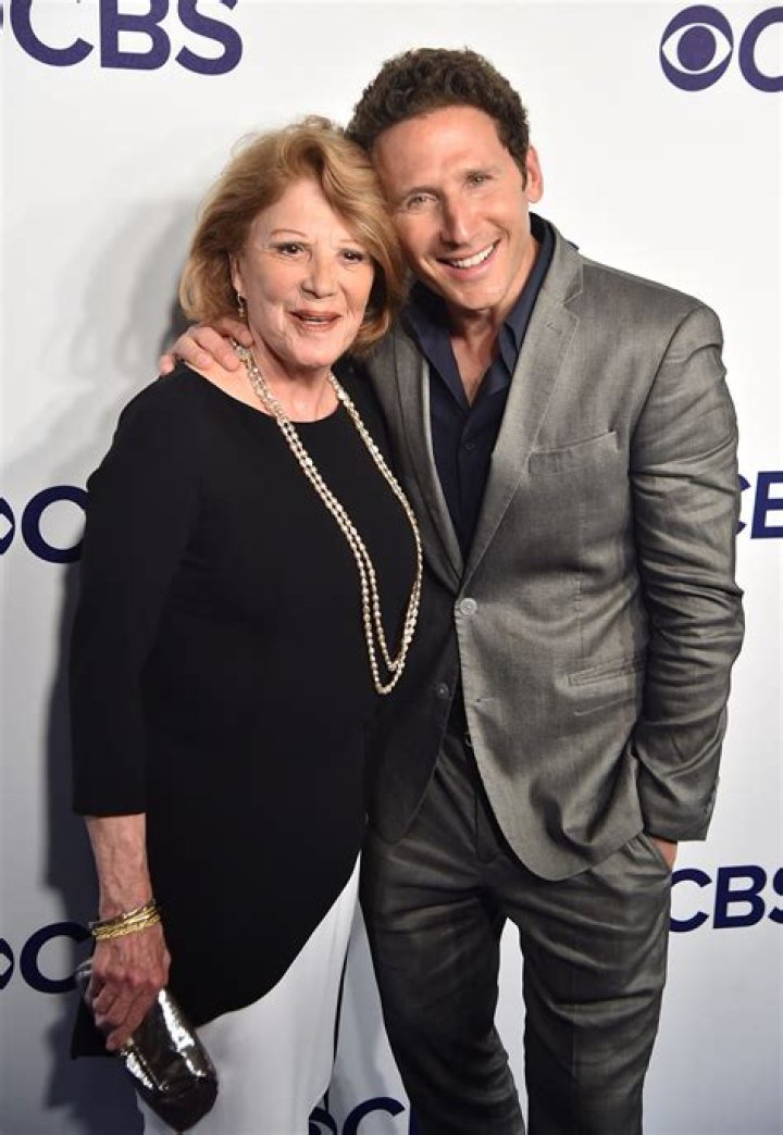 Linda Lavin Net Worth - Wiki, Age, Weight and Height, Relationships, Family, and More