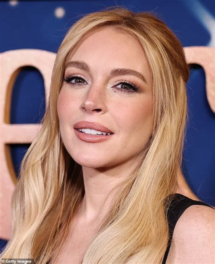 Lindsay Lohan in negotiations to star in a topless strip show