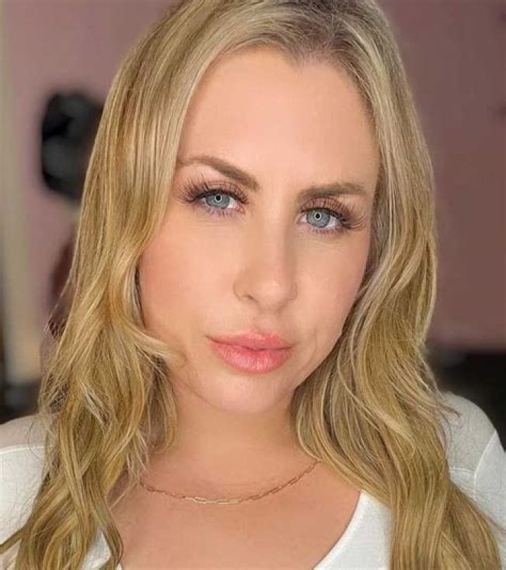 Lovely Anna - Age, Family, Bio