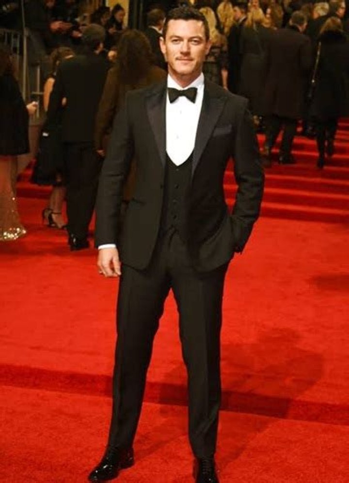 Luke Evans Height, Weight, Net Worth, Age, Birthday, Wikipedia, Who, Instagram, Biography