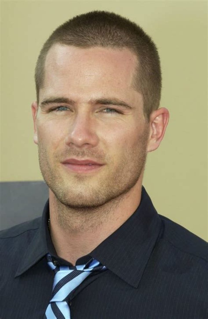 Luke Macfarlane biography, Instagram, Wikipedia, Facebook, Height, Weight, Net Worth, Family