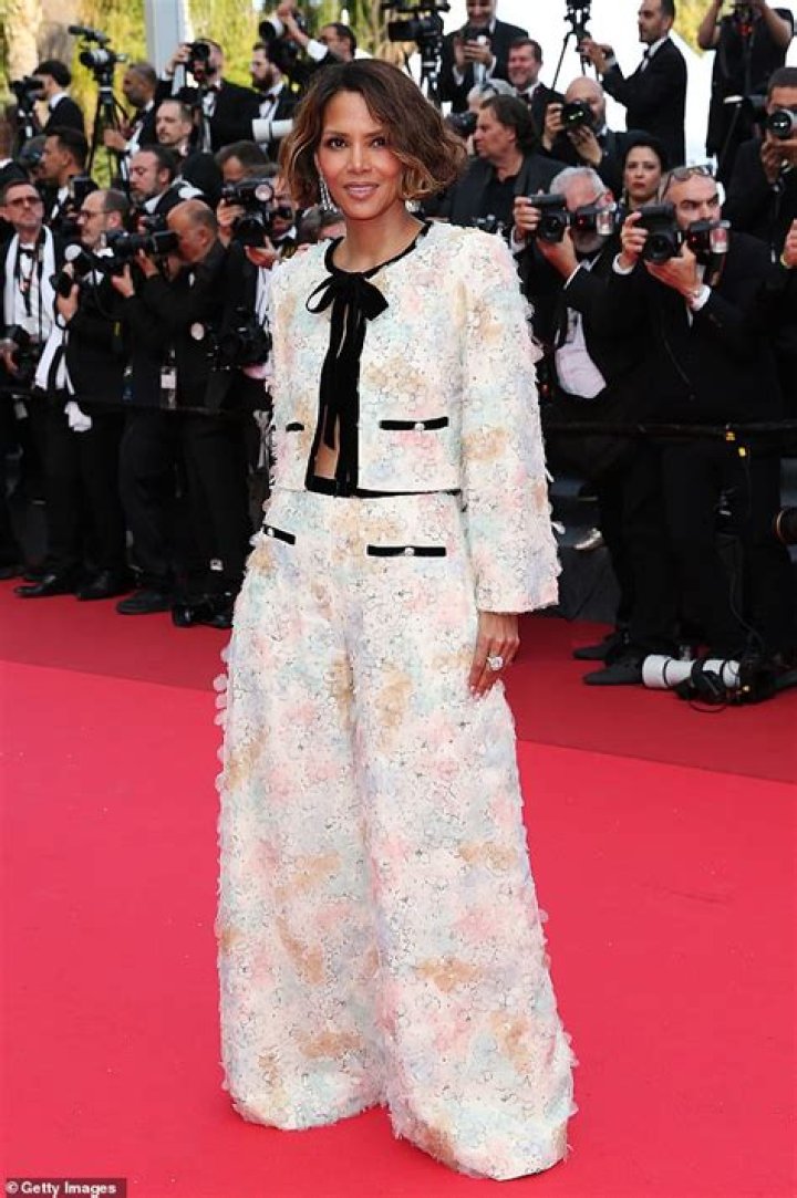 Maggie Gyllenhaal goes platinum blonde at Cannes: lovely or frumpy?