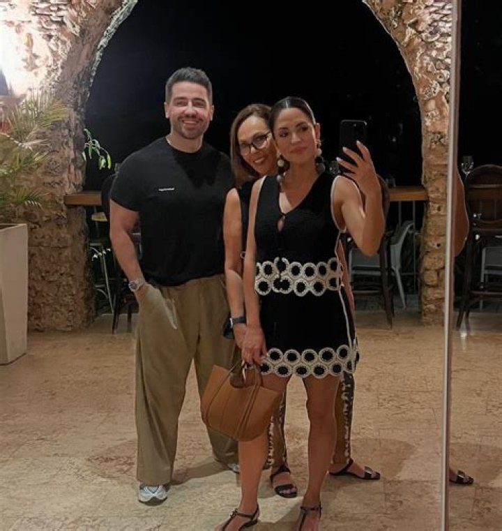 Maria Elena Salinas - Age, Family, Bio