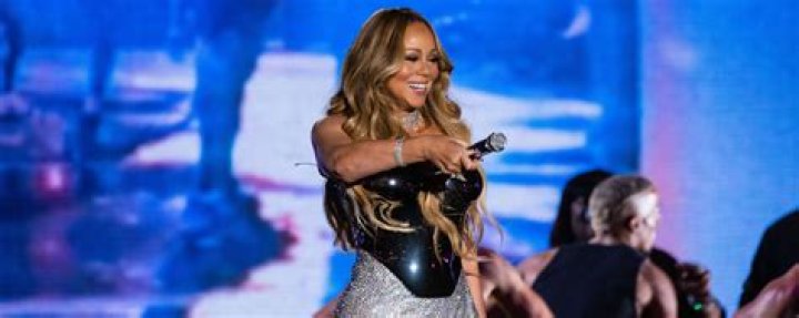Mariah Carey performs in too-tight, ruffled, ’80s nightmare dress