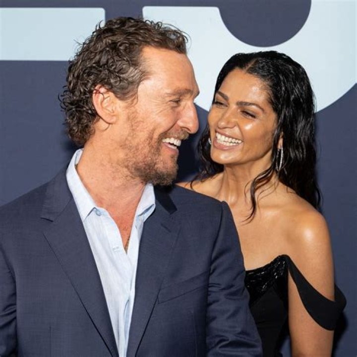 	Matthew McConaughey’s girlfriend is wearing an engagement ring	