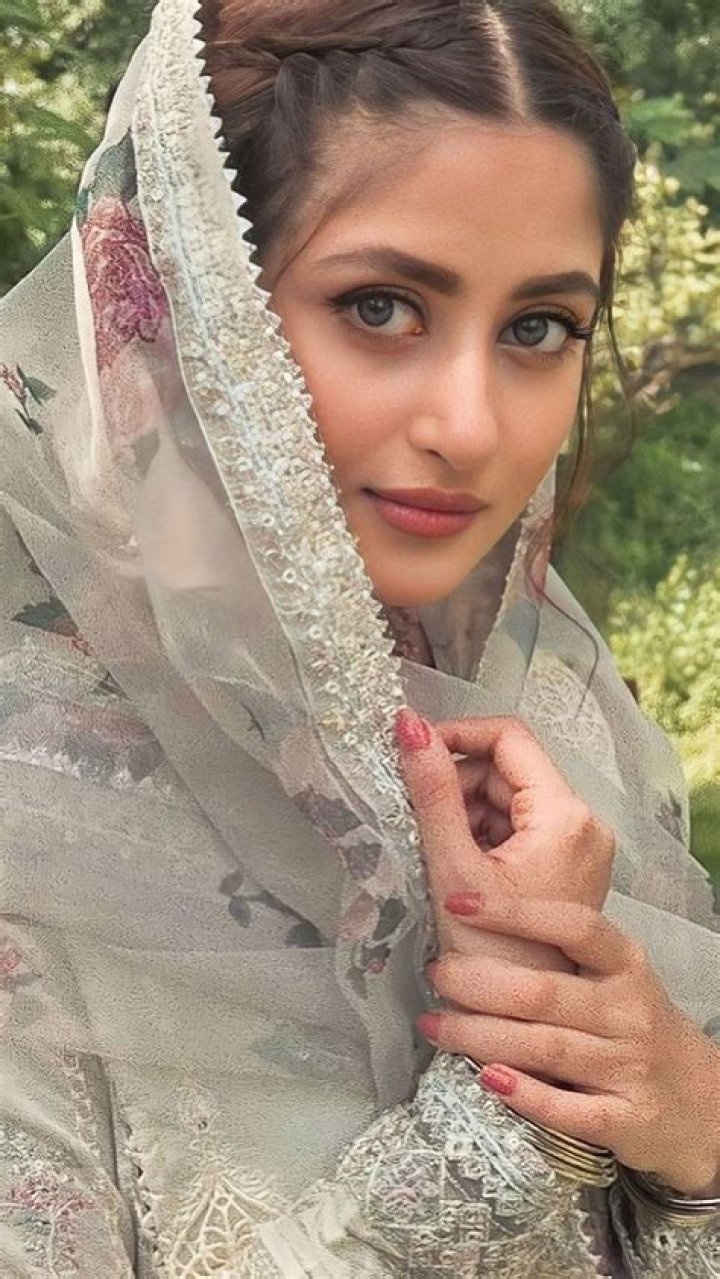 Mawra Hocane Bio (Wiki) 