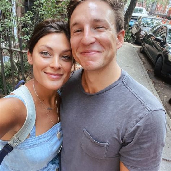 Michele Fitzgerald and Dean Kowalski, former contestants of Survivor show are dating in real life!