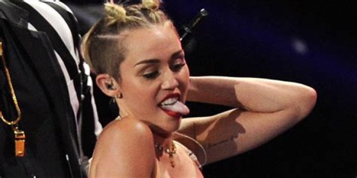 Miley Cyrus does another raunchy performance at MuchMusic Awards