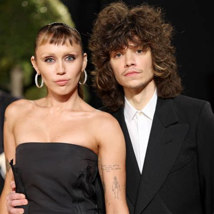 	Miley Cyrus says she’s not moving in with her boyfriend	