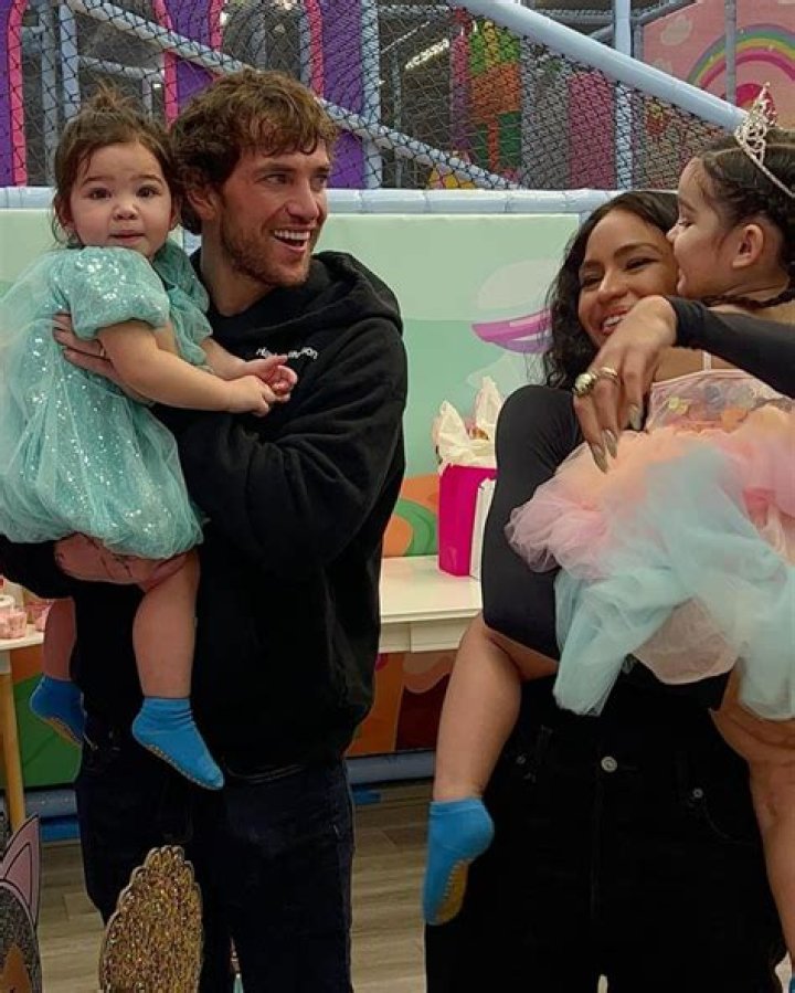 Mo Fayne - Age, Family, Bio