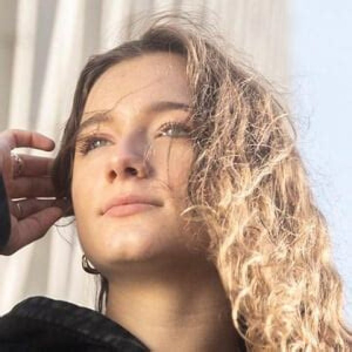 Nanou Philips - Age, Family, Bio