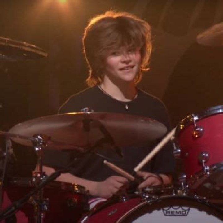 
Oliver Hawkins Pays Tribute To His Father With The Foo Fighters 