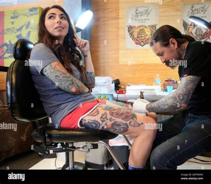 Oliver Peck - Age, Family, Bio