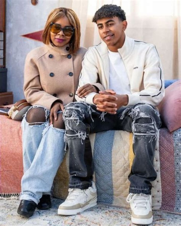 Oxlade Biography: Full Name, Age, Parents, Hometown, Girlfriend, Net-Worth, Career, Awards, Instagram, Facebook, Twitter