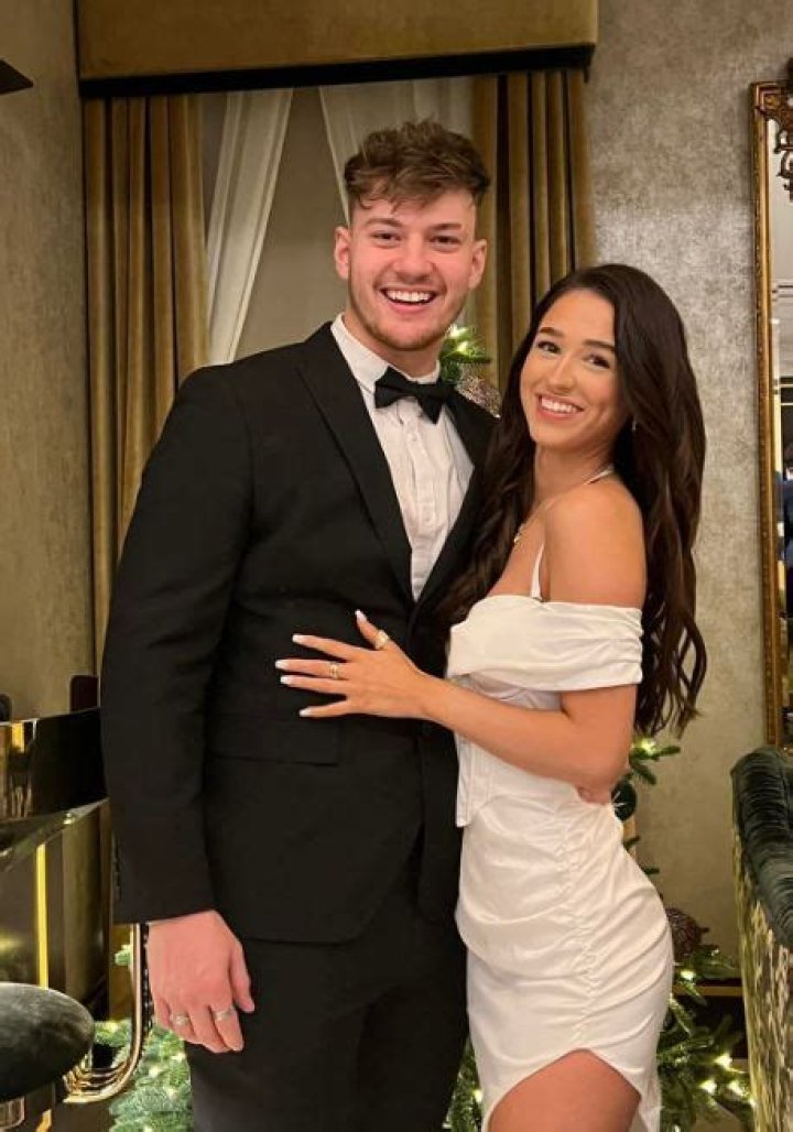 
Poppy Mead (TikTok Star) Biography, Age, Boyfriend, Height, Net Worth 